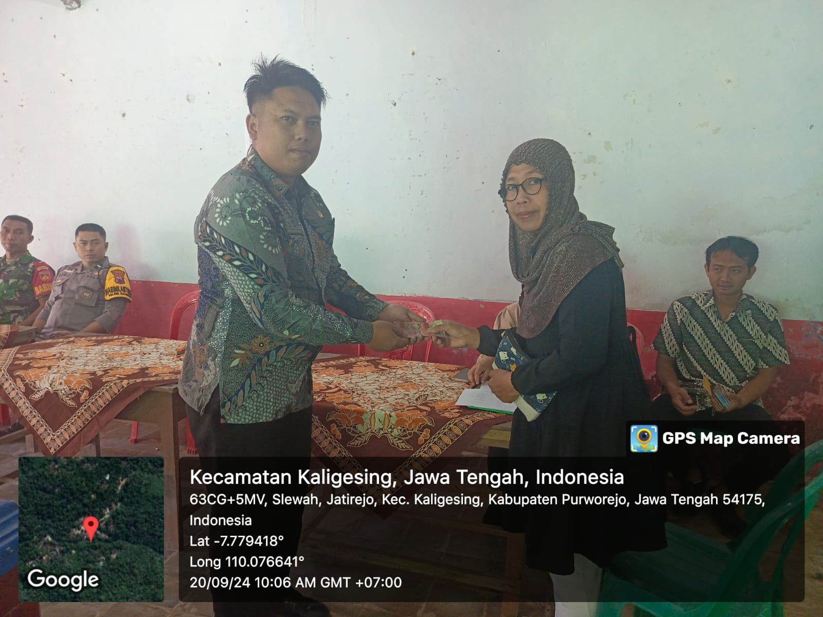 Menghadiri acara pembagian penerima BLT DD Triwulan 3 di Desa Jatirejo