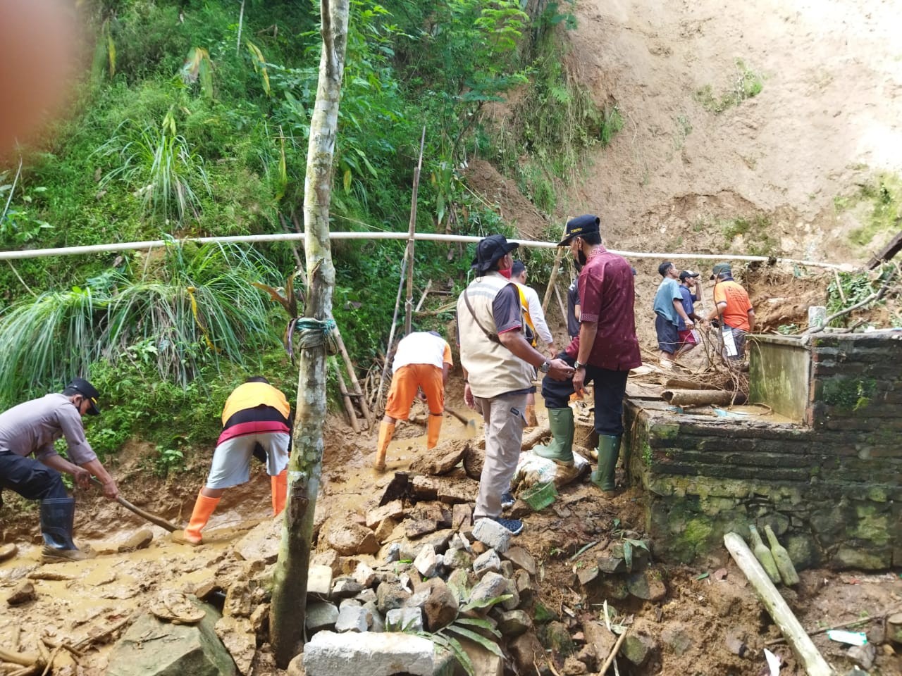 Kerja Bakti Pembersihan Material Longsor di Desa Ngaran